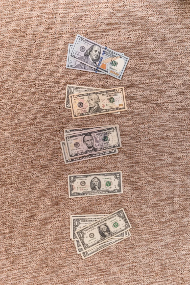 成堆美元现金