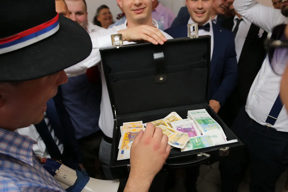 团队商务与现金